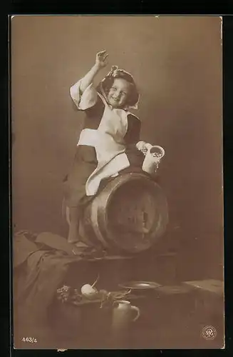 AK Münchner Kindl mit Biekrug sitzt auf Bierfass