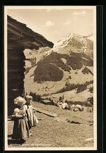 AK Mittelberg, Gesamtansicht mit Kindern auf dem Berg