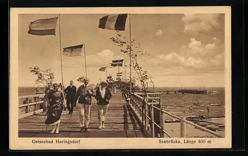AK Heringsdorf / Ostsee, Spaziergänger auf der Seebrücke