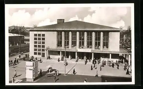 AK Frankfurt a. M., Messe-Kongresshalle mit Besuchern