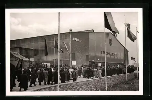 AK Hannover, Deutsche Industrie-Messe - Halle 9 mit Publikum