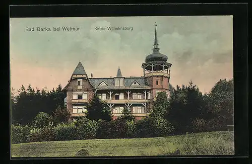 AK Bad Berka bei Weimar, Kaiser Wilhelmsburg von einer Wiese aus gesehen