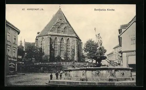 AK Arnstadt i. Th., Bonifazius Kirche mit Brunnen