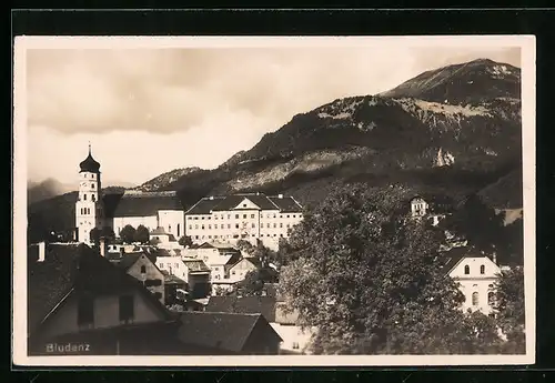 AK Bludenz, Ortspartie mit Blick auf Berge