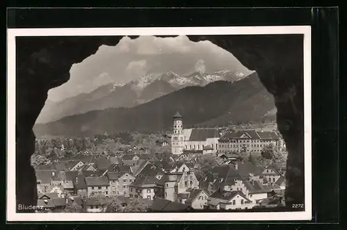 AK Bludenz, Blick auf die Stadt durch einen Torbogen