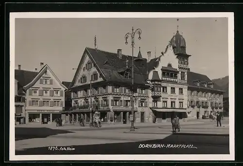 AK Dornbirn, Partie am Marktplatz mit Geschäften und Wegweiser