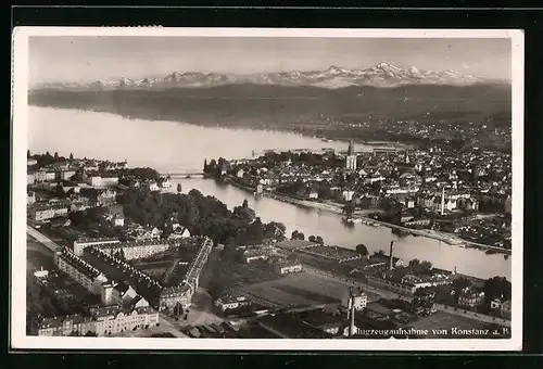 AK Konstanz a. B., Ortspartie vom Flugzeug aus mit Bergen im Hintergrund