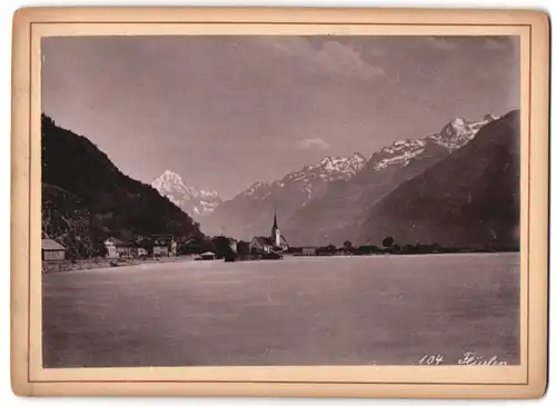 Fotografie unbekannter Fotograf, Ansicht Flüelen, Blick über den Vierwaldstättersee auf die Stadt mit Kirche