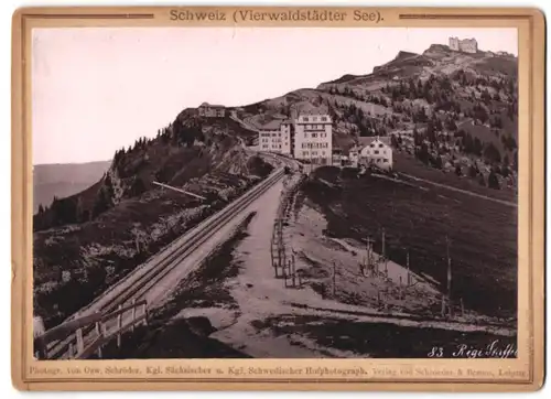 Fotografie Osw. Schröder, Leipzig, Ansicht Rigi, Blick entlang der Bergbahnschienen auf das Hotel Rigi-Staffel