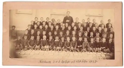 Fotografie unbekannter Fotograf, Ansicht Fellbach, Knabe der Grundschule 2-3 Schuljahr zum Gruppenfoto mit Lehrer