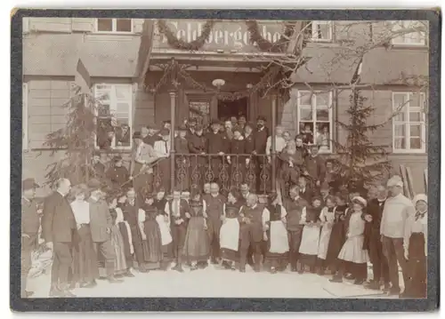 Fotografie unbekannter Fotograf, Ansicht Feldberg, Gäste am Hotel Fedbergerhof in Trachtenkleidern, 1910