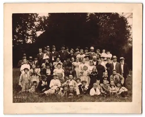 Fotografie unbekannter Fotograf und Ort, Gruppenfoto im Juli 1897 mit Schwarzbier und verschiedenen Kleidern