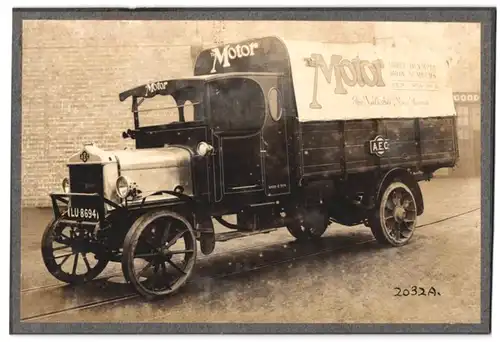 Fotografie unbekannter Fotograf und Ort, AEC LKW mit Werbung für  The National Motor Journal , Kennzeiche LU-8694