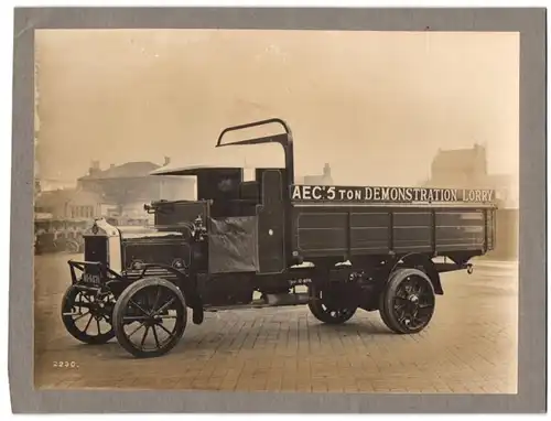Fotografie unbekannter Fotograf und Ort, LKW von AEC mit Werbung AEC 5 ton Demonstration Lorry, Vorführwagen, NO-6571