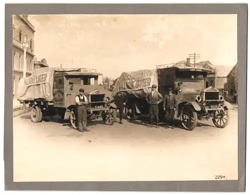 Fotografie unbekannter Fotograf und Ort, AEC LKW`s mit Werbung für Ballarat Bitter & Lager Bier, Bierwagen