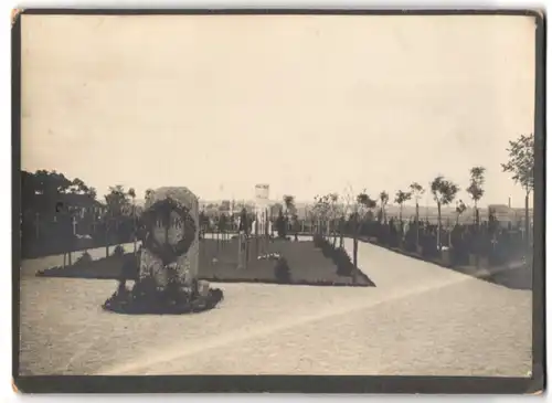 Fotografie unbekannter Fotograf, Ansicht Lens, Blick auf den Korspfriedhof mit Loretto-Denkmal