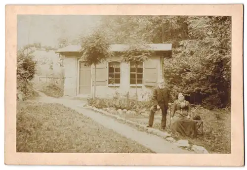 Fotografie unbekannter Fotograf, Ansicht Saalfeld, Ernst Langhof mit Frau Ernstine im Garten vor der Laube