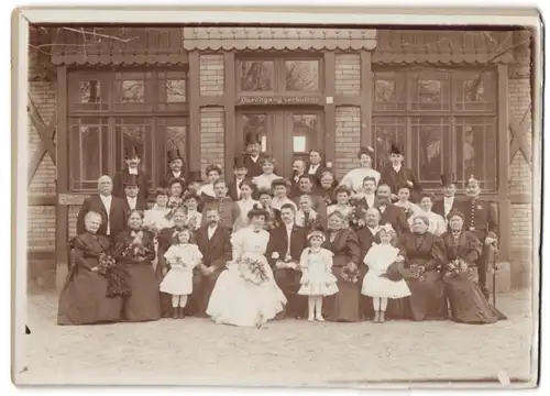 Fotografie unbekannter Fotograf, Ansicht Rötha, Hochzeitsgesellschaft mit Braut und Bräutigam, Soldaten in Uniform