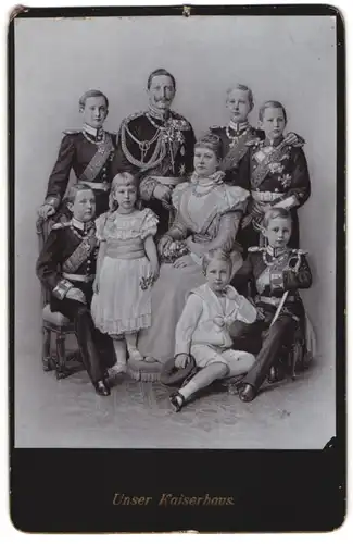 Fotografie unbekannter Fotograf und Ort, Portrait Kaiser Wilhelm II. mit Frau Auguste Viktoria und Kindern in Uniform