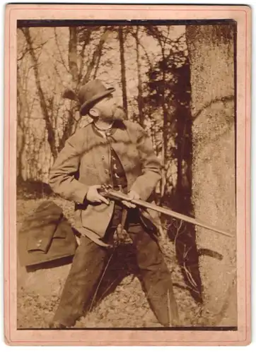 Fotografie unbekannter Fotograf und Ort, Franz Bichler als Jäger mit Flinte auf Vogeljagd, 1899