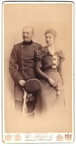 Fotografie W. Höffert, Breslau, Soldat in Uniform mit Säbel nebst seiner Frau im Atelier