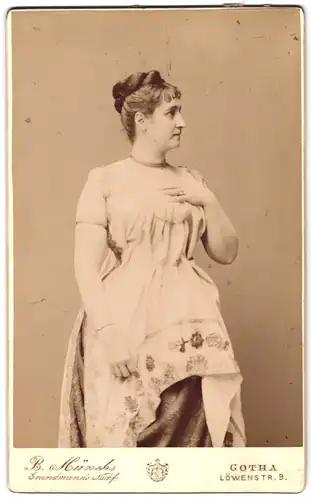 Fotografie B. Münchs, Gotha, Löwenstr. 9, junge Schauspielerin im bestickten Kleid mit hochgesteckten Haaren
