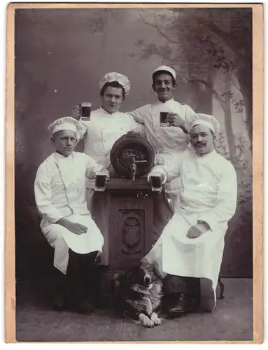 Fotografie unbekannter Fotograf und Ort, Bäckermeister Rau mit seinen Lehrlingen, Fass Patzenhofer Brauerei Berlin, Colli