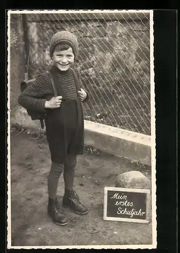 Foto-AK Lächelndes Kind zum Schulanfang mit Mütze und Schulranzen