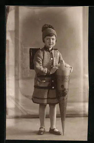 Foto-AK Mädchen mit Mütze und Zuckertüte zum Schulanfang 1930