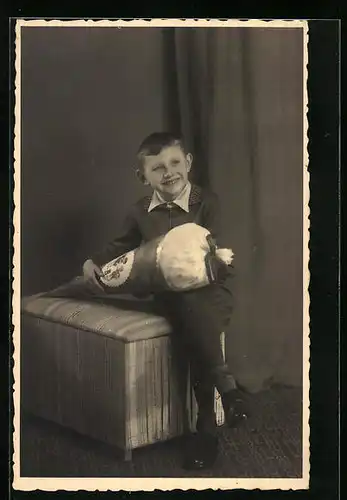 Foto-AK Strahlender Junge mit Zuckertüte zum Schulanfang