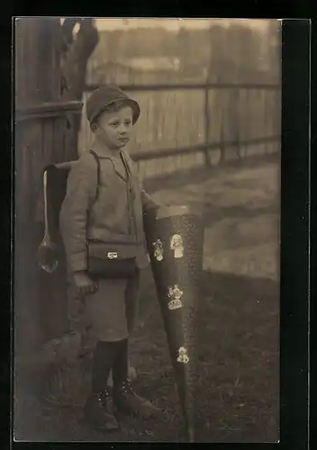 Foto-AK Junge mit Schulranzen und Zuckertüte zum Schulanfang