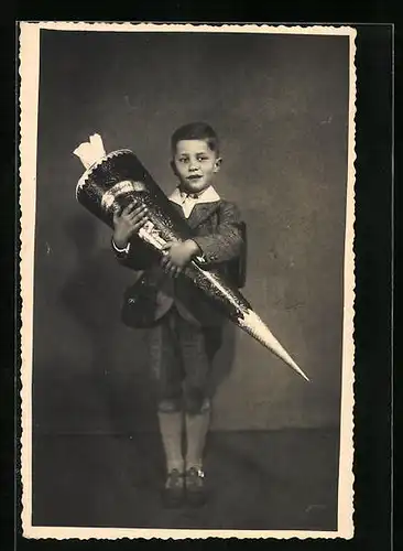 Foto-AK Junge mit grosser Zuckertüte zum Schulanfang