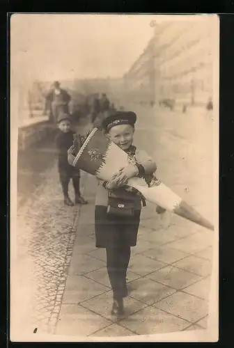Foto-AK Junge umarmt stolz seine Zuckertüte zum Schulanfang am 1. April 1927