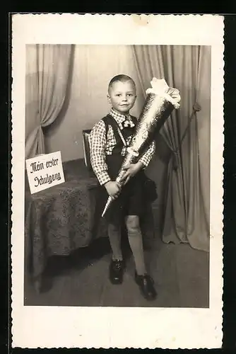 Foto-AK Stolzer Junge mit Zuckertüte zum Schulanfang, Mein erster Schulgang