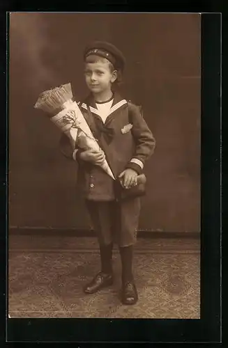 Foto-AK Junge im Matrosenanzug mit Zuckertüte, Schulanfang