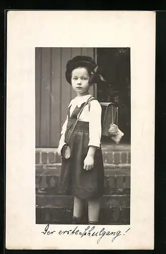 Foto-AK Mädchen im Kleid mit Hut zum Schulanfang