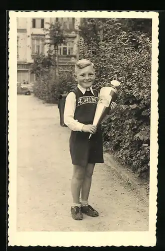 Foto-AK Stolzer Junge mit Zuckertüte und Schulranzen