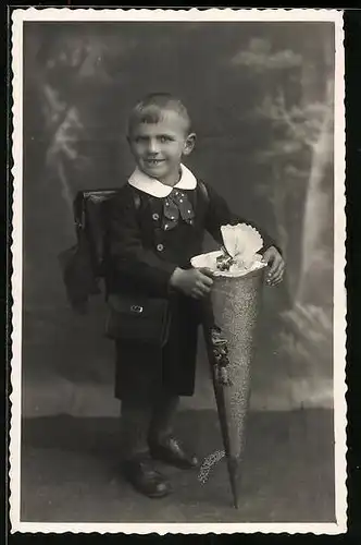 Foto-AK Strahlender Junge mit Zuckertüte zum Schulanfang