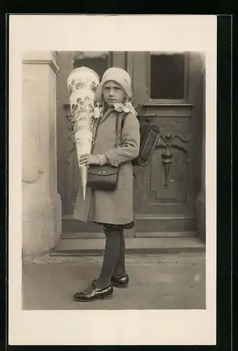 Foto-AK Mädchen mit Zuckertüte vor dem Hauseingang