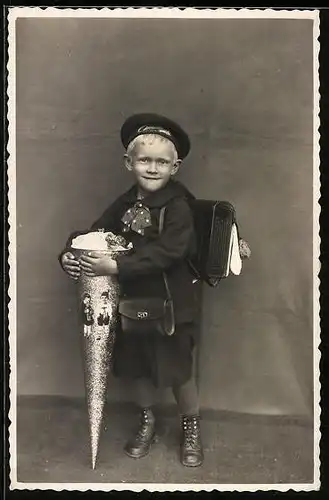 Foto-AK Grinsender Junge mit Zuckertüte zum Schulanfang