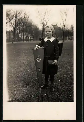 Foto-AK Mädchen mit Zuckertüte und Zöpfen zum Schulanfang