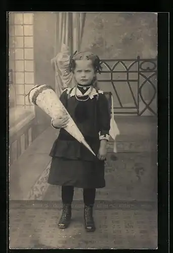 Foto-AK Mädchen mit Zuckertüte und Kette zum Schulanfang