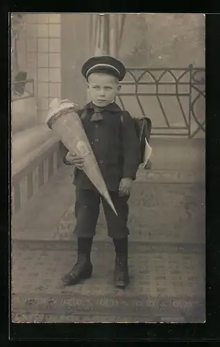 Foto-AK Junge mit Schirmmütze und Zuckertüte zum Schulanfang