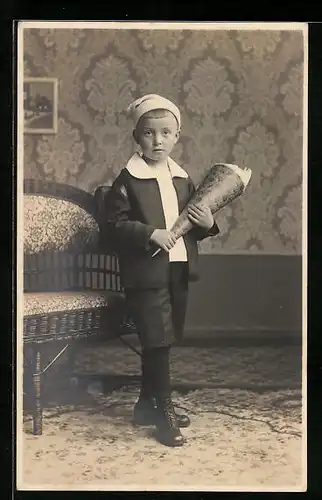 Foto-AK Junge mit Mütze und Zuckertüte zum Schulanfang