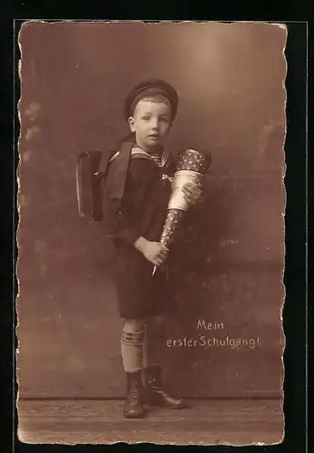 Foto-AK Mein erster Schulgang, Junge im Matrosenanzug mit Zuckertüte