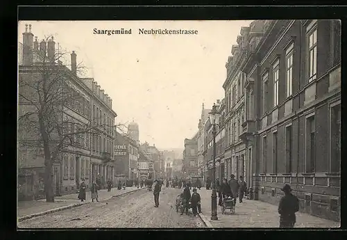 AK Saargemünd, Neubrückenstrasse mit Passanten