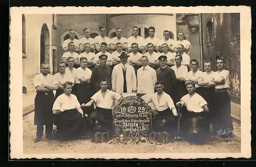 Foto-AK Dresden, Absolventen der Staatlichen Lehrschmiede, Zirkusstrasse 40 im Jahr 1929
