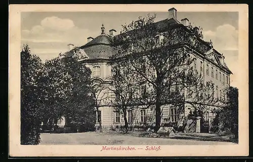 AK Martinskirchen, Das Schloss - Gebäudeansicht mit Aussentreppe und Gartentor