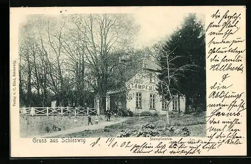 AK Schleswig, Haus Stampfmühle - Gebäudeansicht von der Strasse aus, Soldaten mit Fahrrädern vor dem Haus