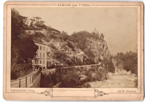 Fotografie B. Johannes, Meran, Ansicht Meran, Strassenpartie am Restaurant / Cafe Gilf